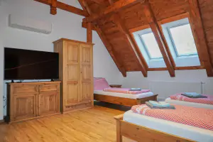 ložnice s dvojlůžkem, 3 lůžky, TV a klimatizací