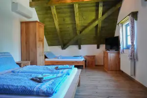 ložnice s dvojlůžkem, 2 lůžky, TV a klimatizací