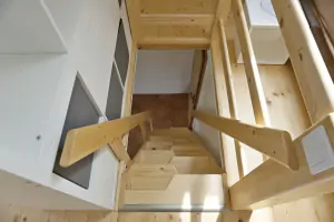 příkré mlynářské schody do podkrovní ložnice