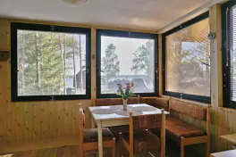 vstupní veranda s jídelním koutem a čátečným výhledem na rybník Dvořiště