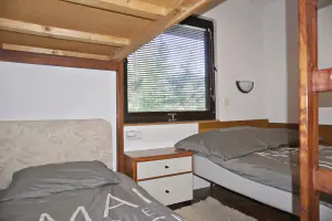 ložnice s rozkládacím gaučem (šířka 1,5 m) a patrovou postelí