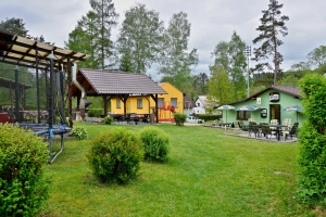 společný rekreační areál včetně hospůdky (zelená budova)