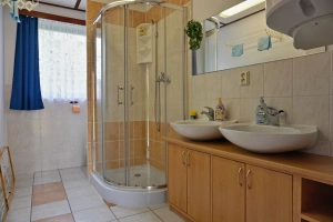 koupelna se sprchovým koutem, 2 umyvadly a WC