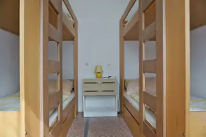 levá část chatky - ložnice se 2 patrovými postelemi