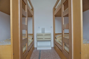 pravá část chatky - ložnice se 2 patrovými postelemi