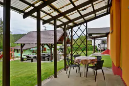 zastřešená terasa chatky se zahradním nábytkem
