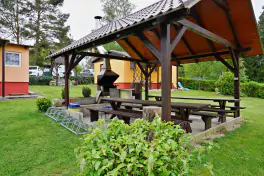 společný rekreační areál - altánek s venkovním posezením a zahradním krbem