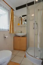 koupelna se sprchovým koutem, umvydlem a WC