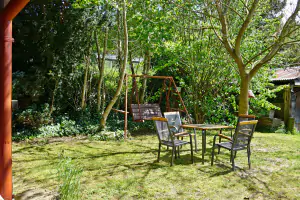 zahradní nábytek a houpací lavice před chatou