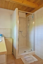 koupelna se sprchovým koutem, umyvadlem, WC a pračkou