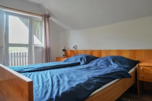 podkrovní otevřená ložnice s dvojlůžkem a balkonem