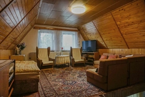 otevřený průchozí obytný pokoj v podkroví