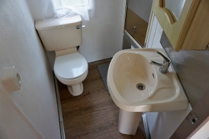 koupelna se sprchovým koutem, umyvadlem a WC