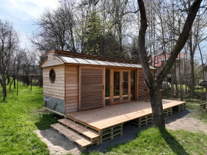 do maringotky se vstupuje přes terasu