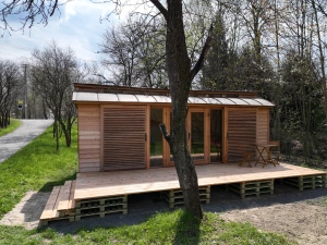 do maringotky se vstupuje přes terasu