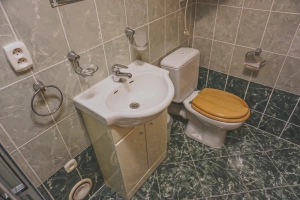ke každé ložnici v prvním patře náleží koupelna se sprchovým koutem, umyvadlem a WC