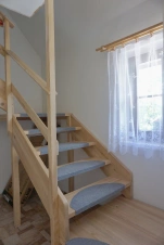 z předsíně vedou schody do podkrovní ložnice