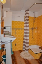 koupelna se sprchovým koutem, umyvadlem a WC