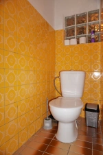 koupelna se sprchovým koutem, umyvadlem a WC