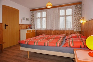 průchozí ložnice se 2 lůžky a kamny