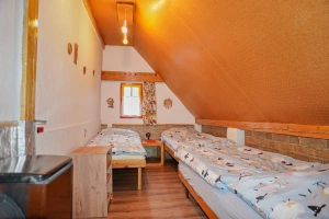 ložnice s lůžkem, 2 zkrácenými lůžky (180 cm x 90 cm) a kamny