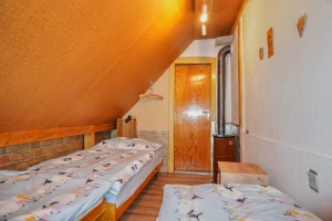 ložnice s lůžkem, 2 zkrácenými lůžky (180 cm x 90 cm) a kamny