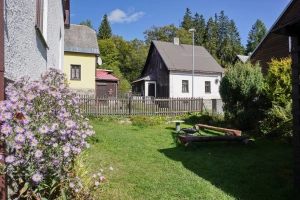 malá oplocená zahrada chalupy Pernink