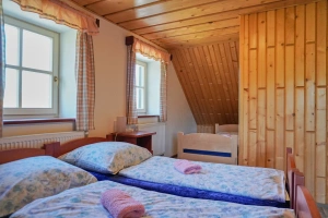 ložnice se 3 lůžky a výsuvnou přistýlkou