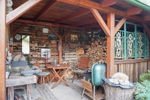 pergola s posezením za chatou