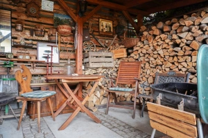 pergola s posezením za chatou