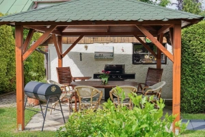 altánek se zahradním nábytkem, plynový gril, gril na dřevěné uhlí