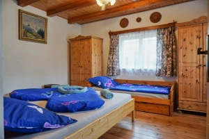ložnice s dvojlůžkem, lůžkem a klimatizační jednotkou