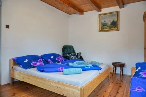 ložnice s dvojlůžkem, lůžkem a klimatizační jednotkou
