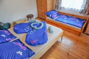 ložnice s dvojlůžkem, lůžkem a klimatizační jednotkou