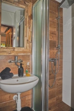 koupelna se sprchovým koutem, umyvadlem a WC (bojler 60 l)