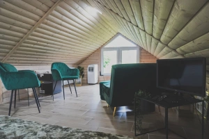 otevřená podkrovní ložnice s dvojlůžkem, TV, klimatizací a křesly