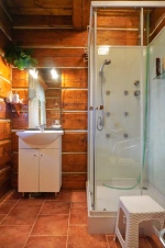 koupelna se sprchovým koutem, umyvadlem a WC