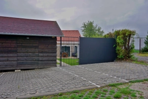 parkovací plocha a vstup do zahrádky