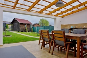 chata Čejkovice - zastřešená terasa a pohled do zahrádky