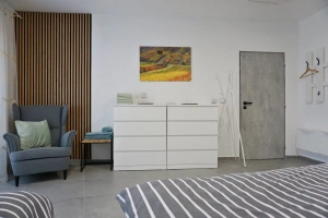 ložnice s dvojlůžkem a 2 lůžky (ložnice č. 1)
