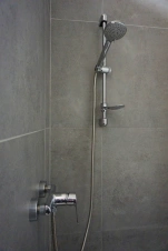 koupelna se sprchovým koutem, umyvadlem a WC u ložnice č. 1