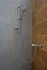 koupelna se sprchovým koutem, umyvadlem a WC u ložnice č. 2
