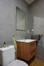 koupelna se sprchovým koutem, umyvadlem a WC u ložnice č. 2