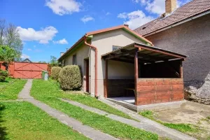 zastřešená pergola s posezením