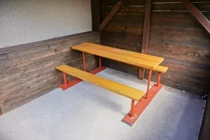 zastřešená pergola s posezením a přenosným grilem na dřevěné uhlí