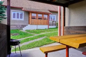 zastřešená pergola s posezením a přenosným grilem na dřevěné uhlí