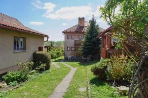 chalupa se nachází na pozemku, který je sdílen s majitelem objektu