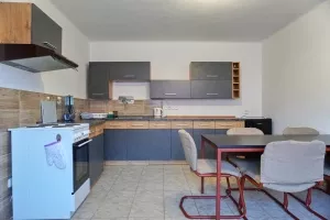 plně vybavená kuchyně s jídelním koutem
