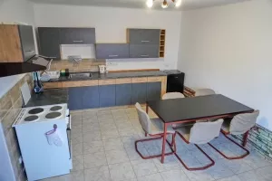 plně vybavená kuchyně s jídelním koutem