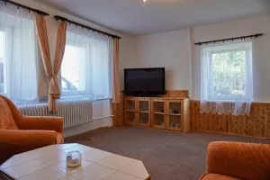 obývací místnost se sedací soupravou a TV